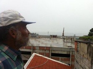 Homem que trabalhou na obra vê implosão da Perimetral (Foto: Daniel Silveira/G1)
