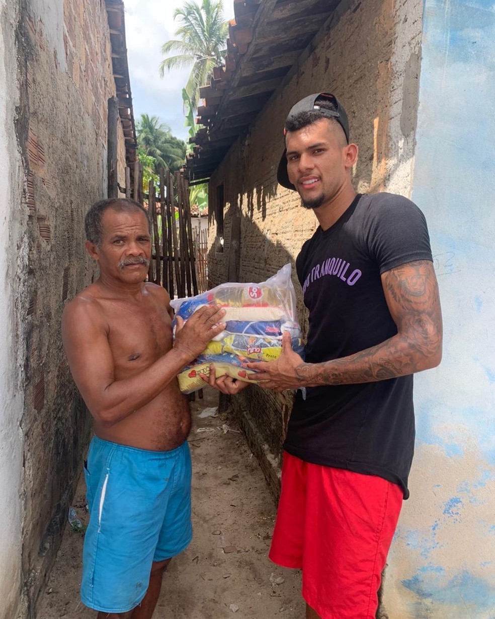 Rodrigues, do GrÃªmio, ajuda comunidade de CarnaÃºba, em Senador Georgino Avelino â€” Foto: DivulgaÃ§Ã£o