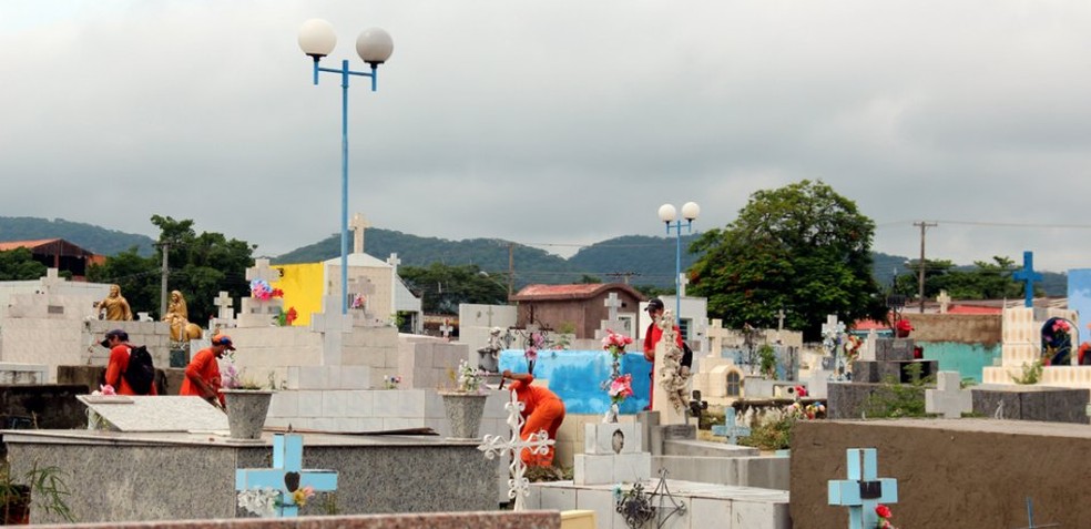 Mulher estava tentando cavar na sepultura do ex. — Foto: Divulgação/PrefeituraCorumbá