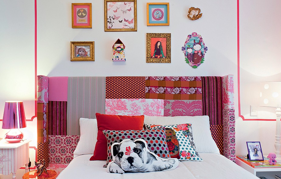 A arquiteta Andrea Murao criou esta cabeceira de patchwork para o quarto de uma adolescente. Sobre a cama, uma das almofadas exibe a imagem de um cãozinho