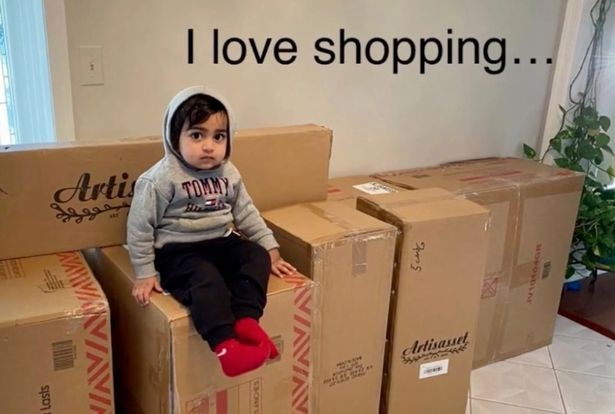 Ayaansh Kumar com suas compras online (Foto: Reprodução/Mirror)