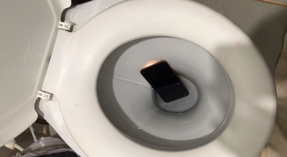 Vereador Jakson Pinheiro foi flagrado tentando jogar o aparelho celular no vaso sanitário — Foto: Reprodução/MP-AM