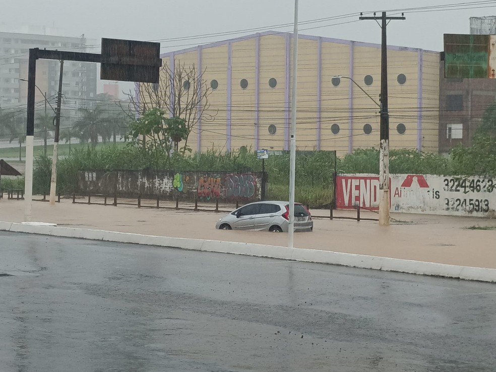 Enxurrada: chove mais de 100 milímetros em seis horas em Rio Branco e ruas ficam alagadas — Foto: Ágatha Lima/Rede Amazônica