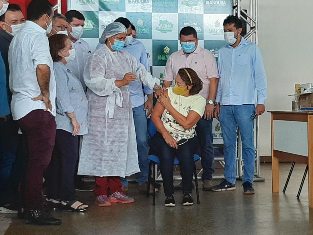 Profissionais da Educação são vacinados em Iranduba, na Região Metropolitana de Manaus — Foto: Eliana Nascimento/G1