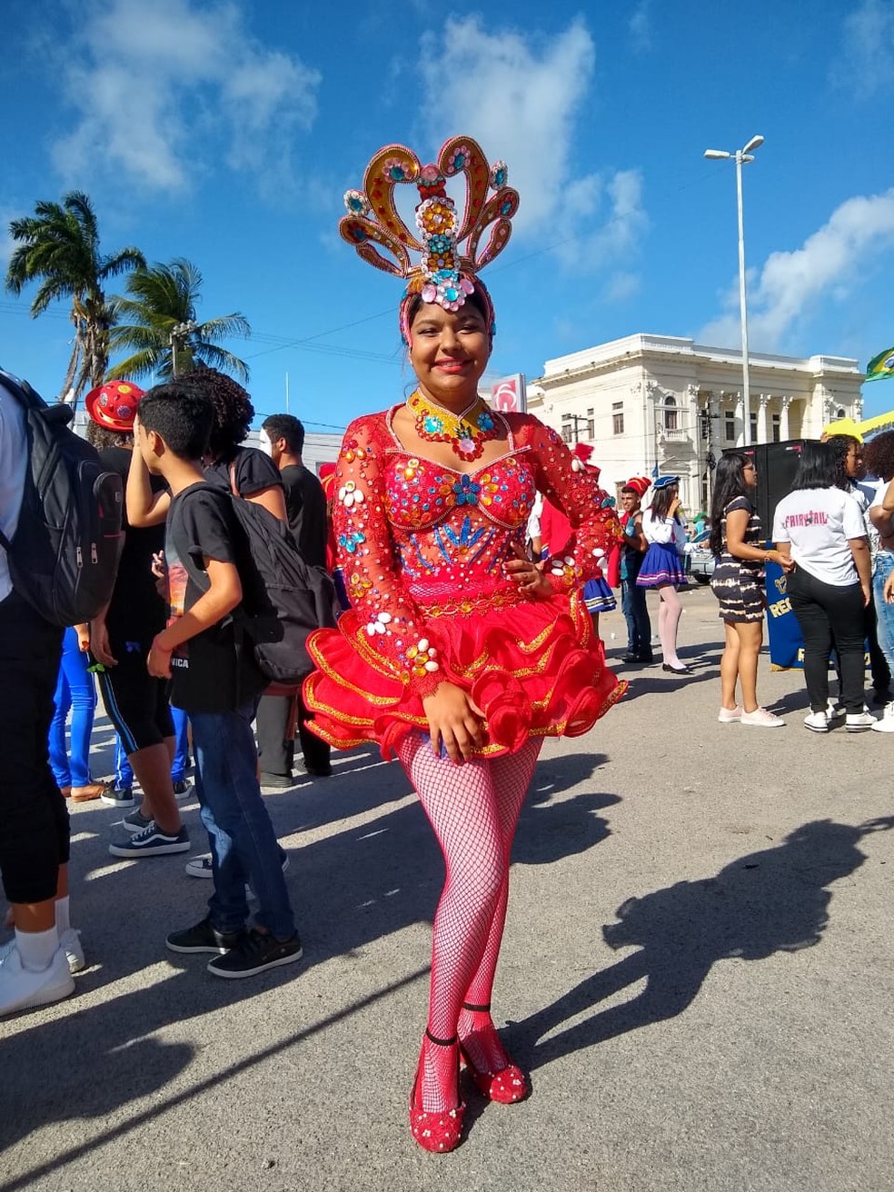 Cícera nos preparativos antes de iniciar o desfile — Foto: Daniel Tavares/G1