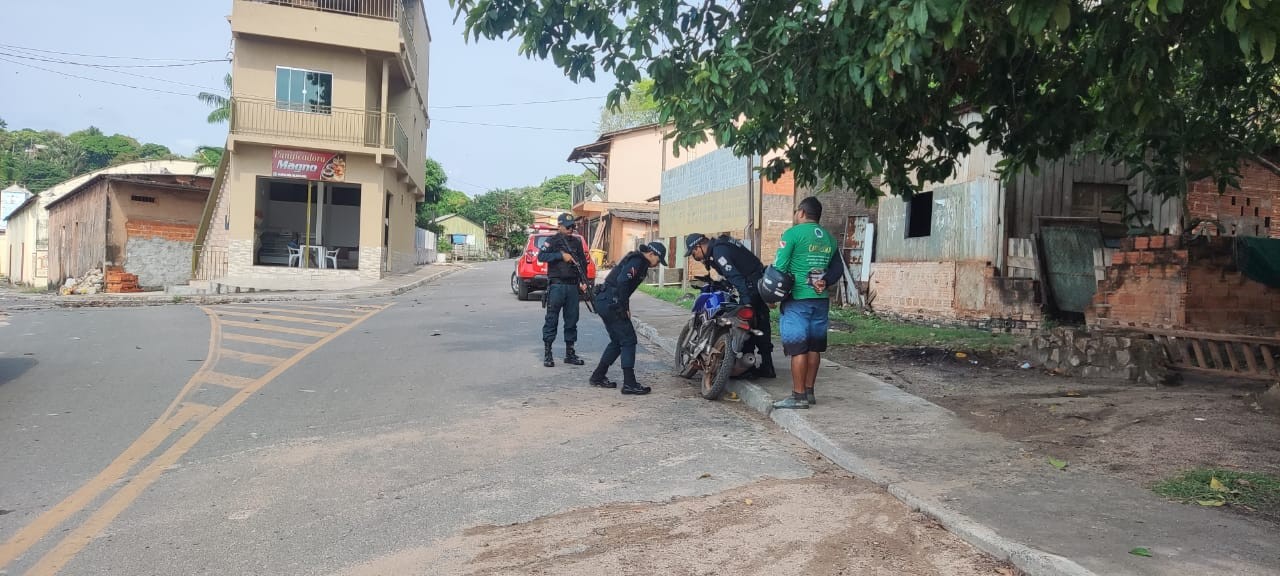 Em Monte Alegre, PM apreende drogas, recupera moto roubada e leva 2 homens para delegacia 