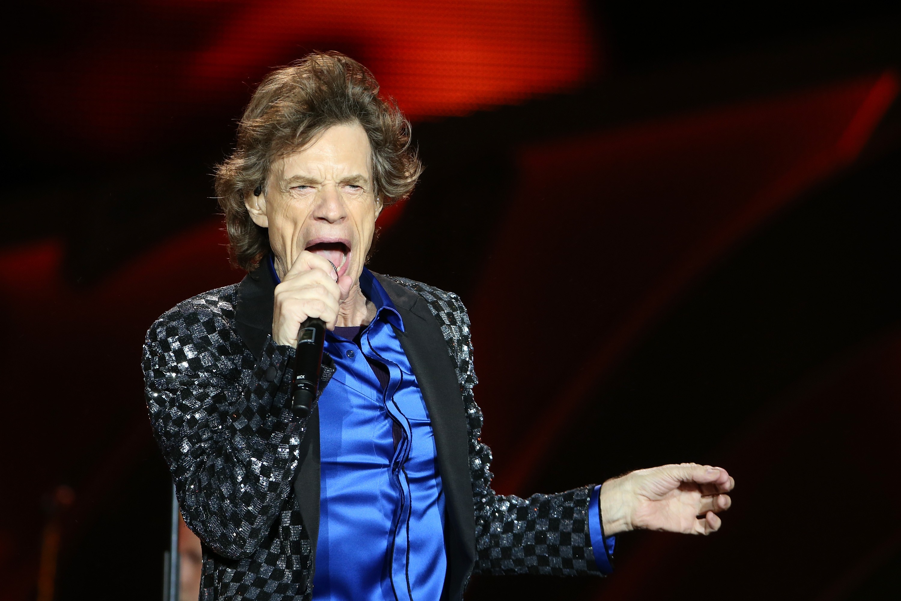 Com uma conta bancária estimada no valor de 360 milhões de dólares, Mick Jagger não gosta de contribuir para os gastos domésticos. Segundo a modelo e ex-mulher do músico, Jerry Hall, é difícil conseguir dele qualquer contribuição para os filhos e compras  (Foto: Getty Images)