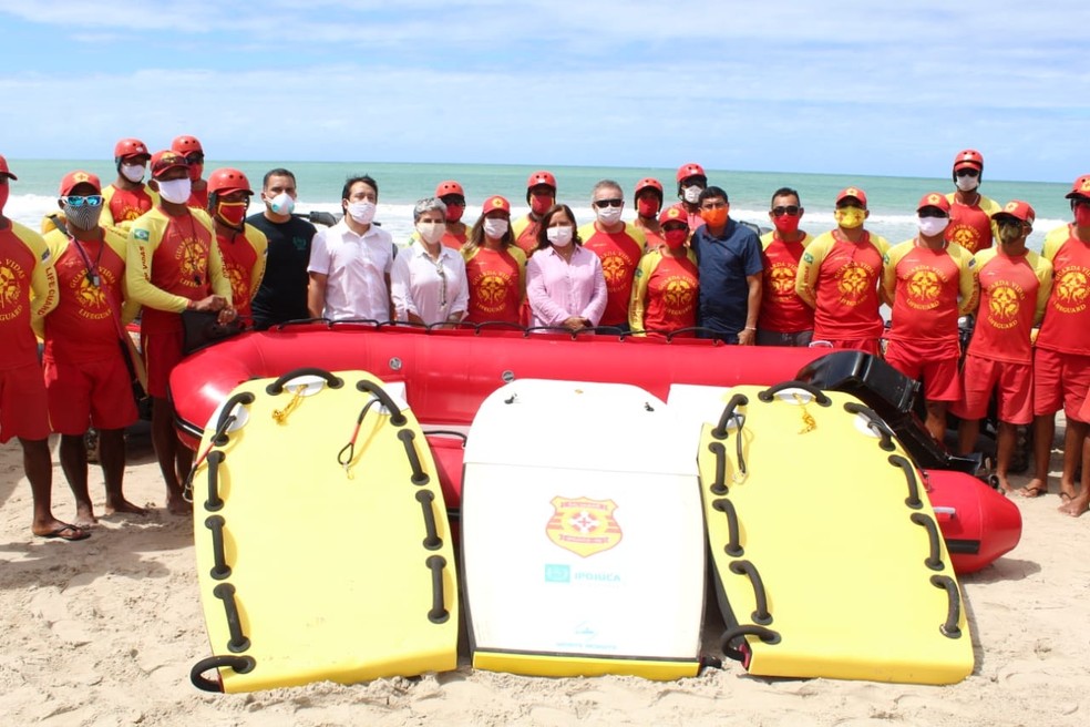 Salva-vidas se aglomeram para foto com representantes da prefeitura de Ipojuca, no Grande Recife — Foto: Wilderson Pimentel/Secom Ipojuca/Divulgação