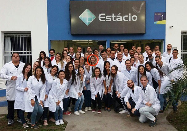 Fani Pacheco posa com os colegas de faculdade (Foto: Reprodução/Instagram) Fani Pacheco posa com os colegas de faculdade (Foto: Reprodução/Instagram)