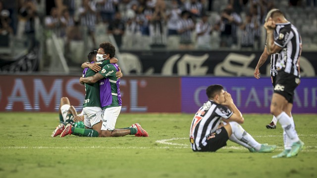 Rony e Luiz Adriano se abraçam depois da classificação do Palmeiras à final da Libertadores