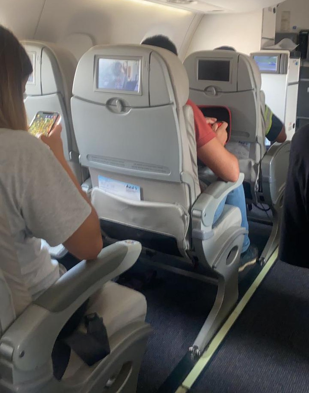 Passageiros tiveram que descer e aguardam novo voo — Foto: Arquivo pessoal