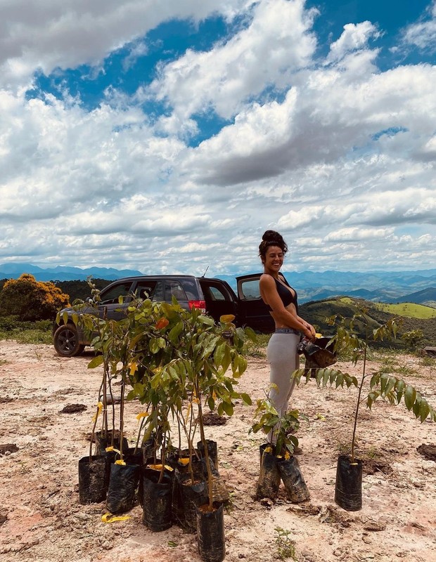 Yanna Lavigne planta árvores em MG (Foto: Reprodução/Instagram)