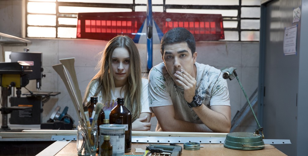 Carla Diaz e Leonardo Bittencourt em cena de 'A menina que matou os pais' — Foto: Divulgação