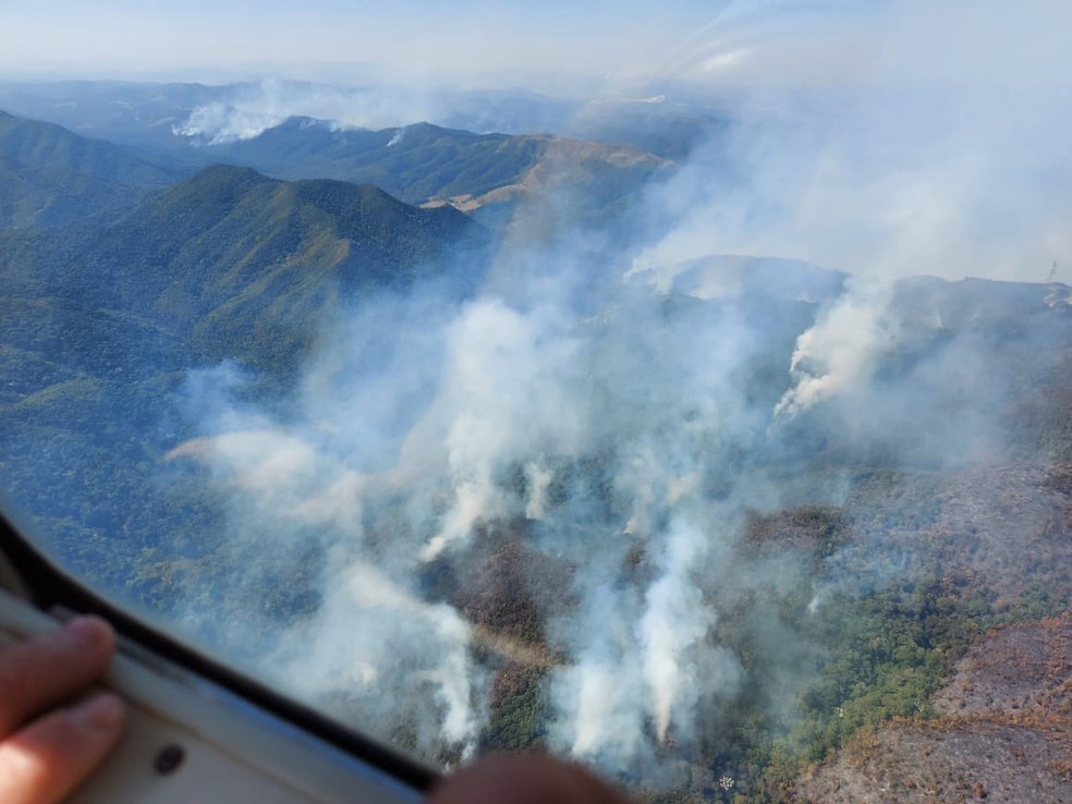 Bombeiros combatem incêndio de grandes proporções na Serra do Japi — Foto: Defesa Civil/Divulgação