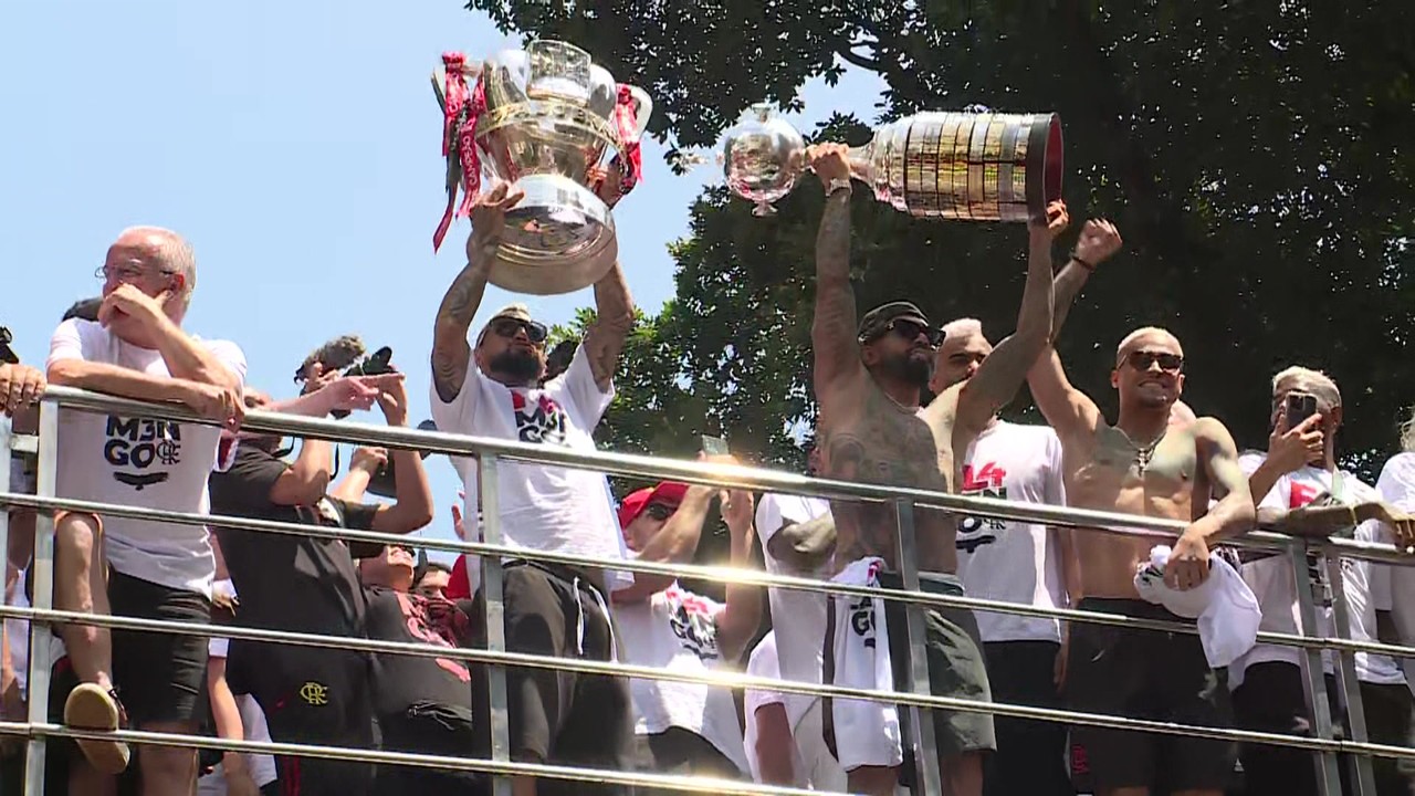 Jogadores exibem taças na festa do Flamengo