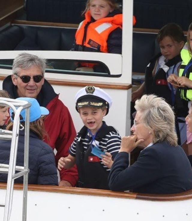 Princípe George e princesa Charlotte na regata (Foto: Reprodução Instagram)