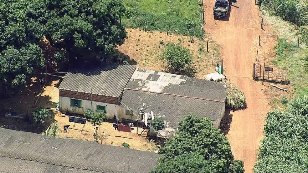 Granja desativada próximo à Ponte Alta no Gama, no Distrito Federal, onde menino de 5 anos morreu após muro de chiqueiro desabar sobre ele — Foto: TV Globo/Reprodução