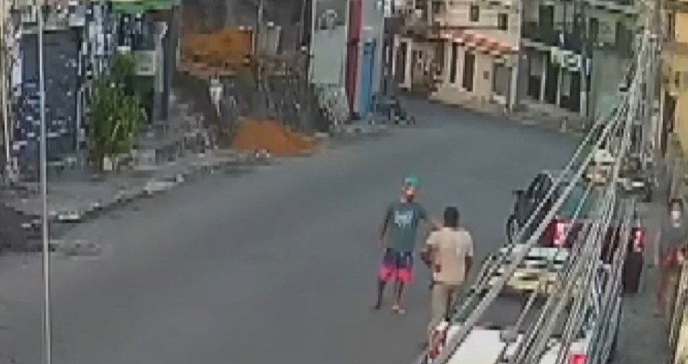 VÍDEO: Dupla armada aborda motorista e rouba carro no bairro de Paripe, em Salvador