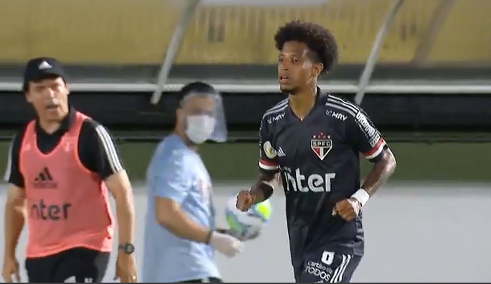 Fernando Diniz xinga Tchê Tchê durante jogo contra o Bragantino — Foto: Reprodução