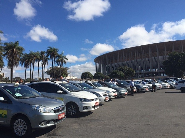 Táxis estacionados no Estádio Nacional de Brasília durante protesto contra transporte pirata (Foto: Luciana Amaral/G1)