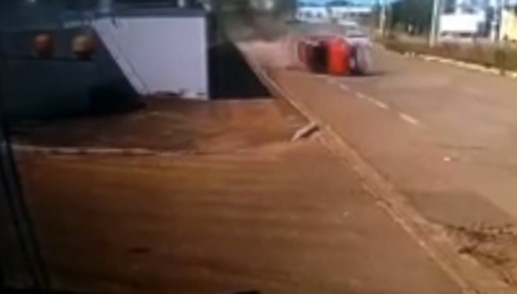 Carro de luxo capota ao fazer racha em rua no Segundo Distrito de Rio Branco; Veja vídeo