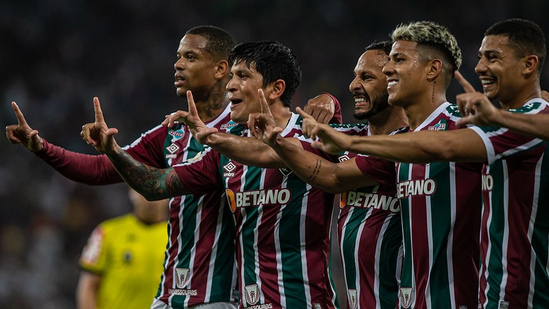 Jogadores do Fluminense acompanham Cano em sua tradicional comemoração pós-gol — Foto: Marcelo Gonçalves/Fluminense