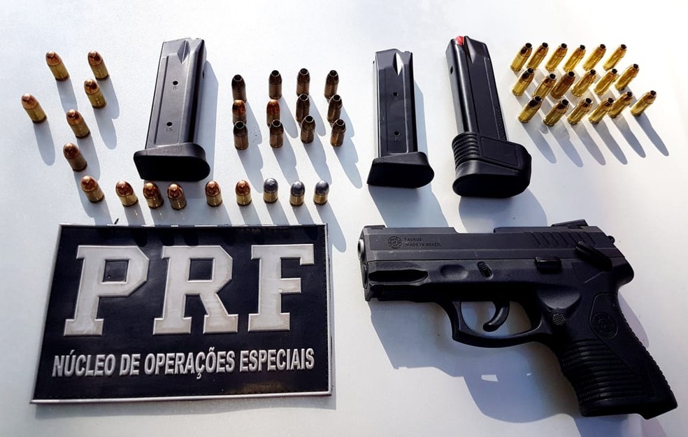 Médico foi encontrado com uma pistola calibre .380, além de 45 munições intactas. — Foto: Divulgação/PRF