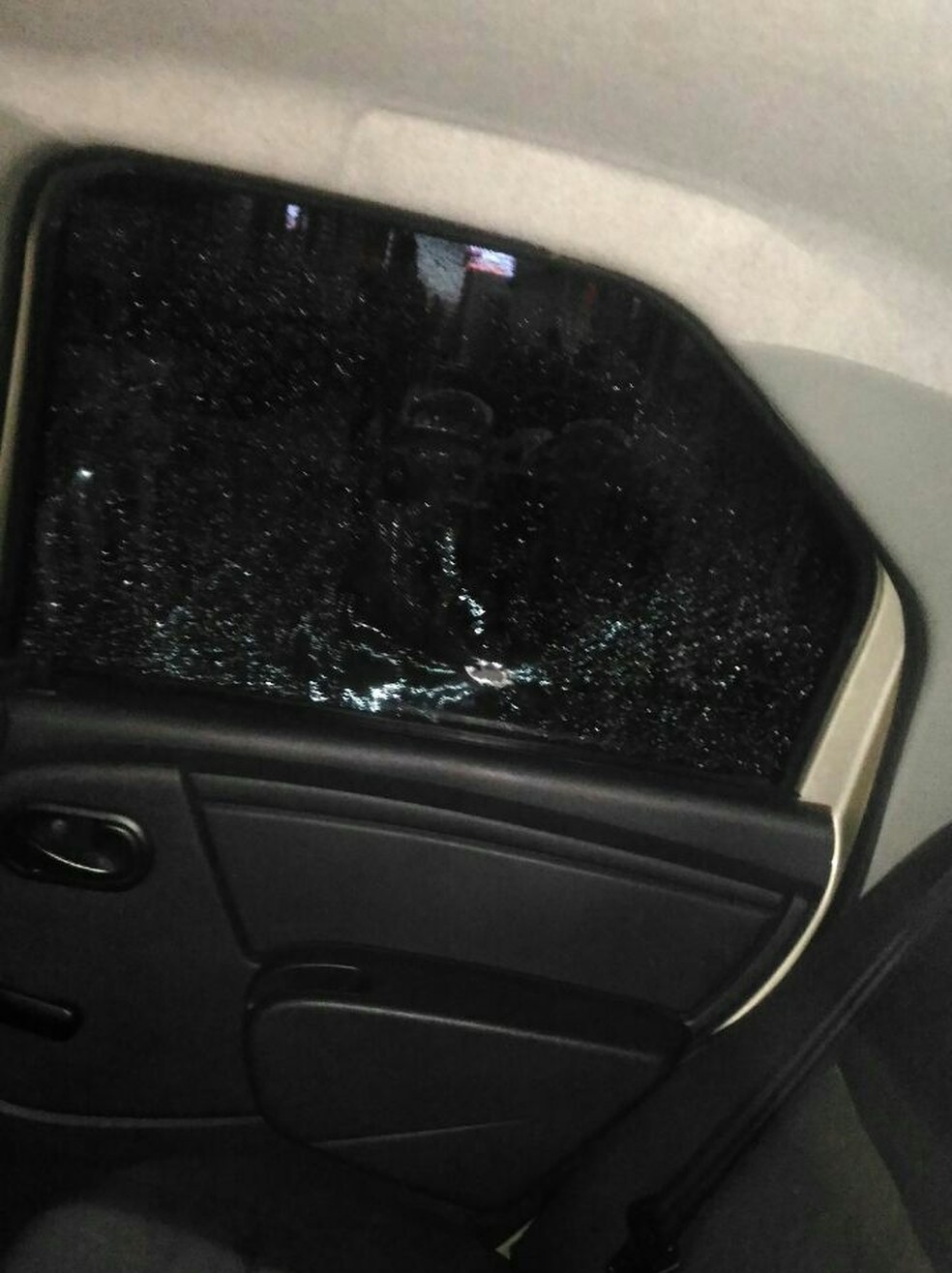 Mulher que estava dentro do carro foi atingida por dois disparos. (Foto: Polícia Militar do Ceará)