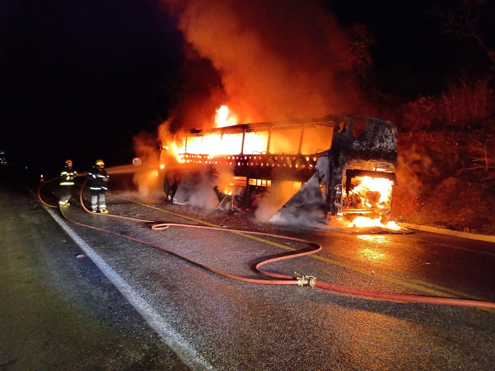 Onibus Que Transportava 46 Passageiros De Sp Para Ba Pega Fogo Na Br 251 Grande Minas G1