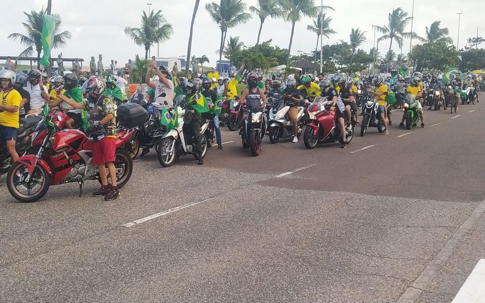 Motociclistas concentrados na Orla da Atalaia — Foto: Anna Fontes/ TV Sergipe