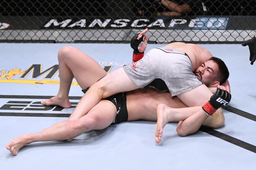 Casey Kenney finalizou Louis Smolka no primeiro round com uma guilhotina no UFC: Woodley x Burns — Foto: Getty Images