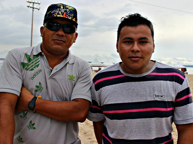 Pai e filho vieram de Iranduba para passar o réveillon em Manaus (Foto: Ísis Capistrano/ G1 AM)