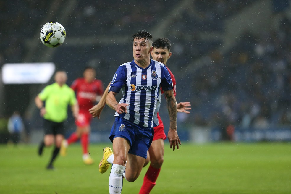 Matheus Uribe em a&ccedil;&atilde;o pelo Porto contra o Gil Vicente &mdash; Foto: Divulga&ccedil;&atilde;o/Porto