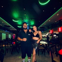 Paulo Vieira e a esposa Ilana Sales no espaço do Comics Pub — Foto: Instagram/Reprodução