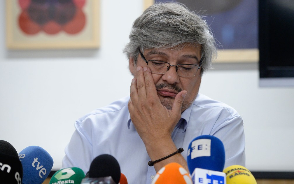 Rubén Guiñazu, sobrevivente do atentado terrorista na Catalunha, fala sobre sua recuperação em entrevista coletiva na quinta-feira (16), véspera do primeiro aniversário do ataque — Foto: Josep Lago/AFP