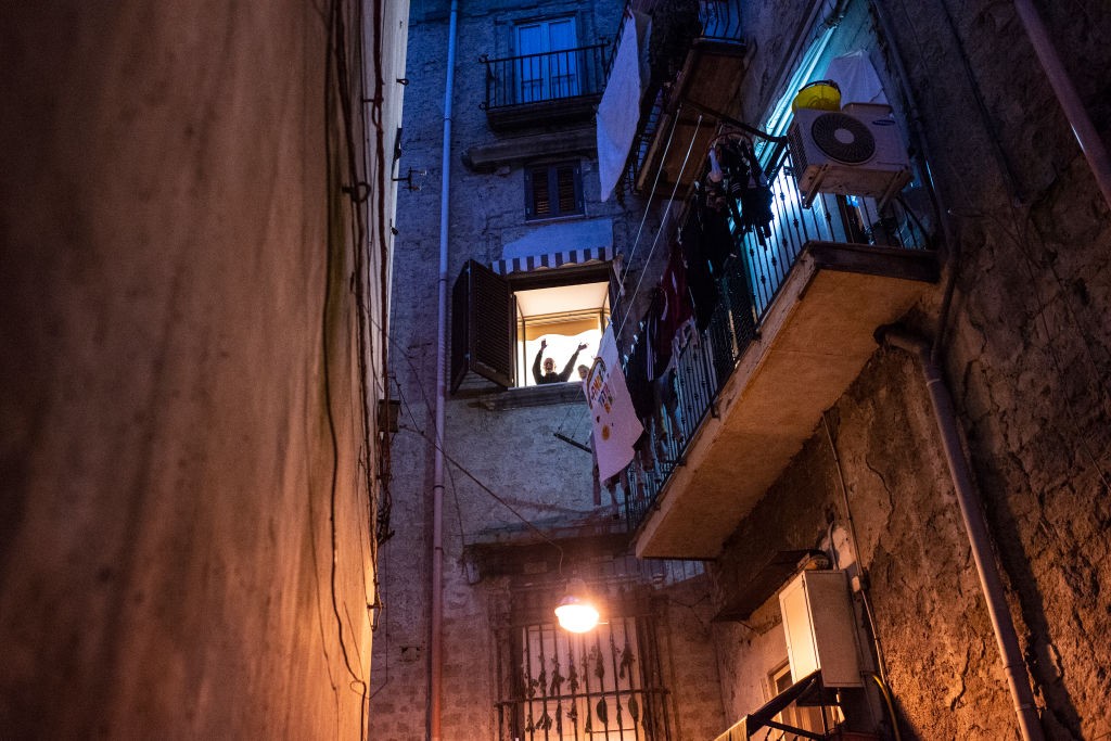 Italianos cantam nas varandas de casa (Foto: Getty Images)