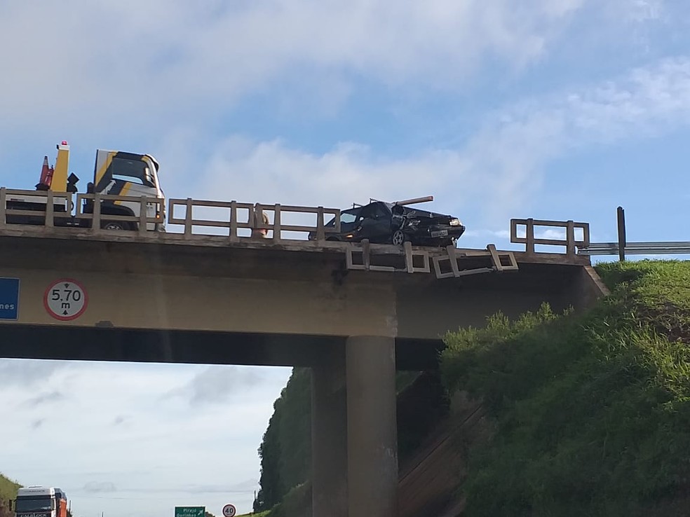 As duas pessoas presentes no carro tiveram ferimentos leves, em Itaí — Foto: Corpo de Bombeiros/Divulgação