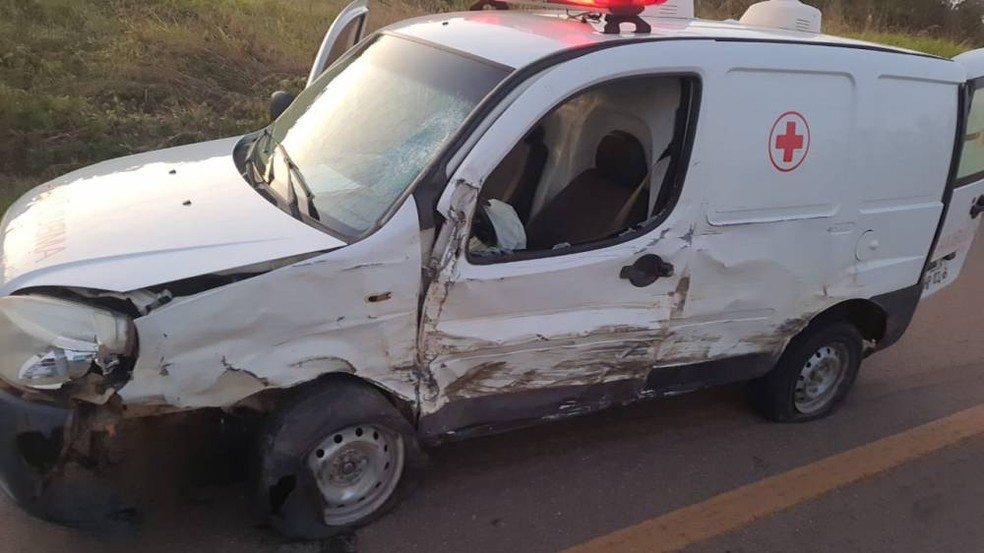 Ambulância que carregava pacientes de Corumbiara para Vilhena é atingida por caminhonete — Foto: Reprodução