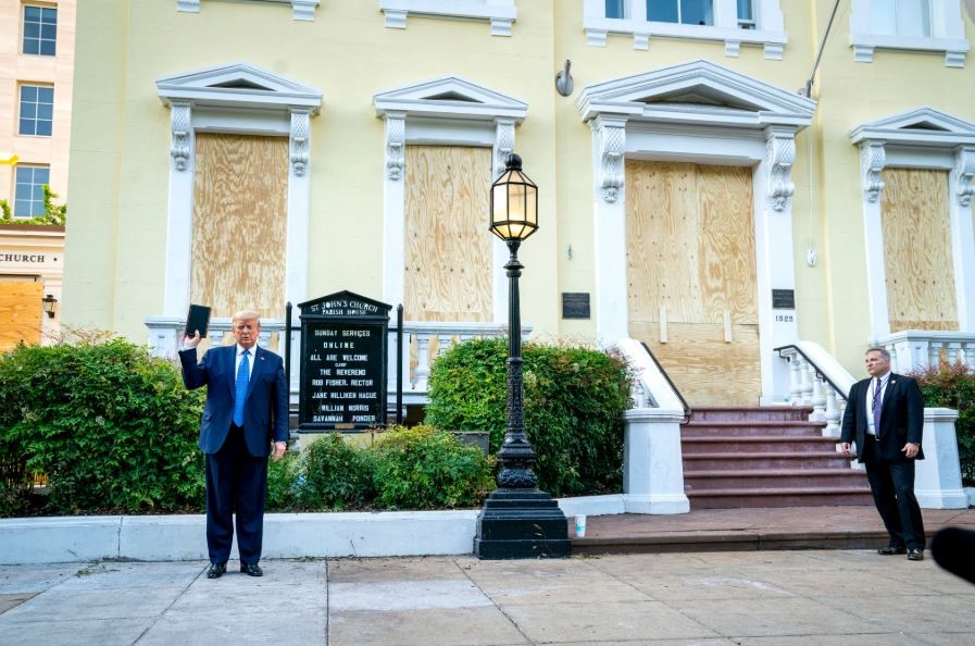 Donald Trump em frente a igreja próxima da Casa Branca (Foto: Reprodução / Twitter)