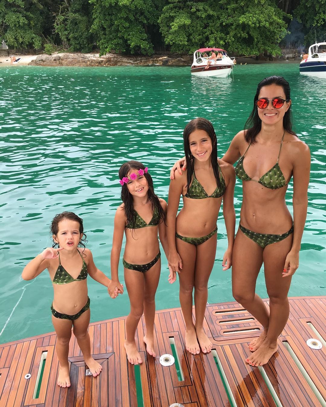 Vera Viel posa com as filhas e mostra biquíni com a mesma estampa (Foto: Reprodução/Instagram)
