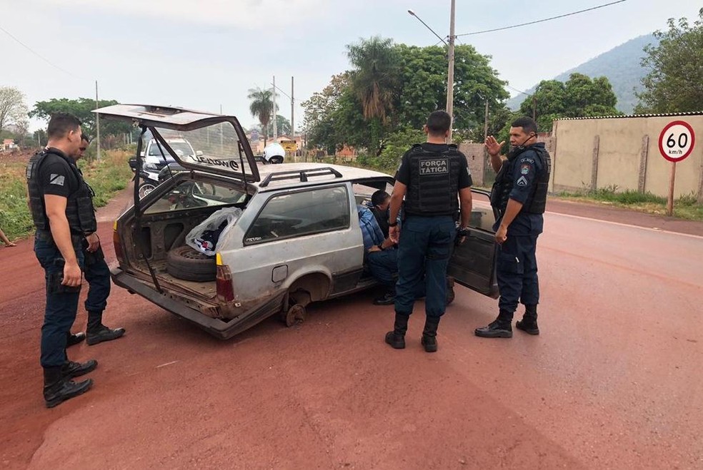 Carro com três rodas atinge 80 km/h durante perseguição em MS e motorista  foge, diz polícia | Mato Grosso do Sul | G1
