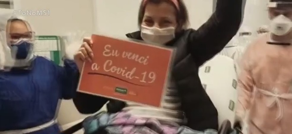 Isabela ao receber alta do hospital  — Foto: Tv Morena 