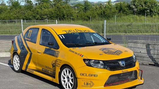 Logan de corrida com motor preparado de Renault Sandero R.S. está à venda por R$ 200 mil
