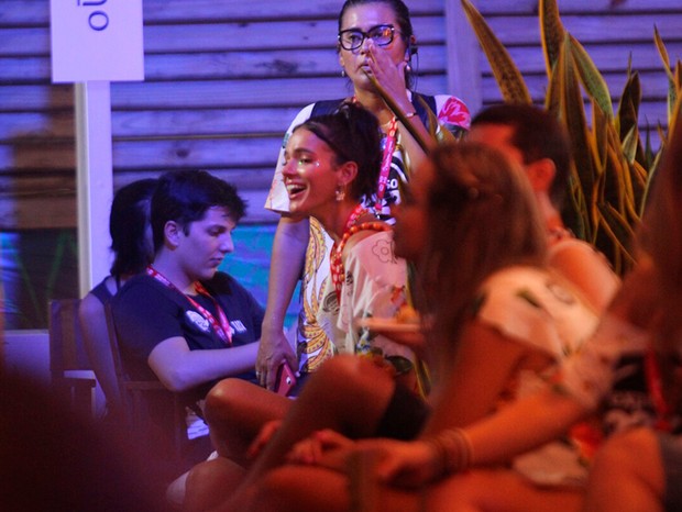 Bruna Marquezine se diverte no Camarote Expresso 2222 em Salvador (Foto: RODRIGO ADÃO/AGNEWS)
