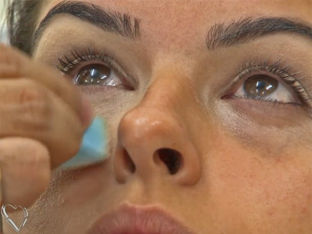 Maquiador ensina a passar corretivo nos olhos (Foto: Mais Você / TV Globo)