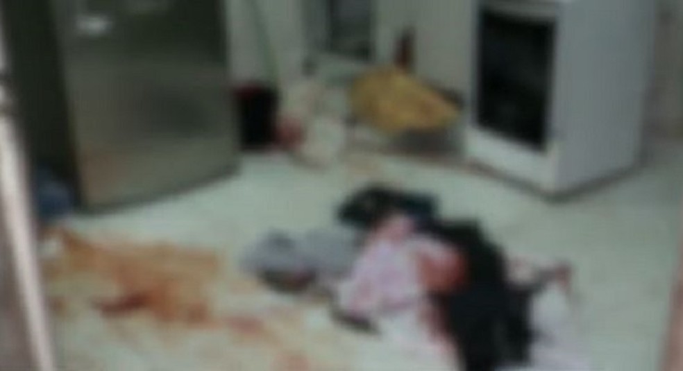 Casa em que o crime aconteceu estava com o chão sujo de sangue — Foto: Reprodução/TV Gazeta