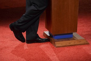 Detalhe dos pés de Obama durante o debate desta quarta (3) (Foto: AP)