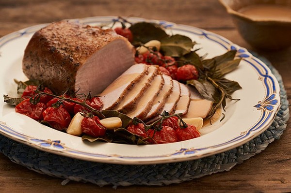 Lombo assado com tomate e ervas | Cozinha Prática | Receitas