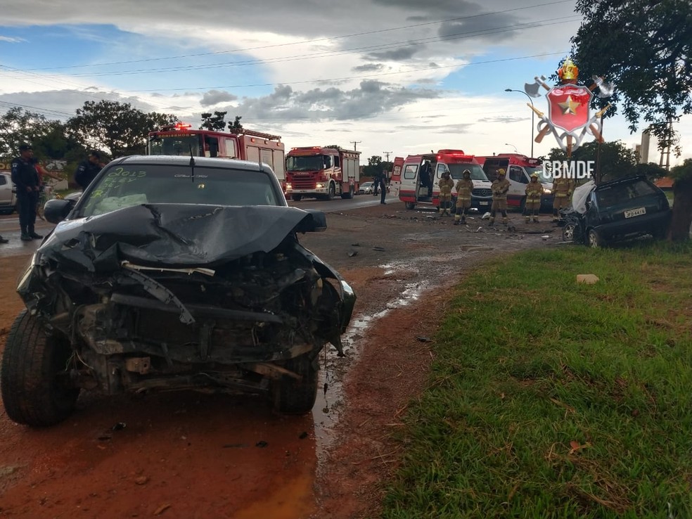 Corpo de Bombeiros socorrem vítimas de acidente no DF — Foto: Divulgação/CMBDF