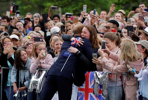 Fã se emociona ao ganhar abraço de príncipe Harry (Foto: Getty Images)